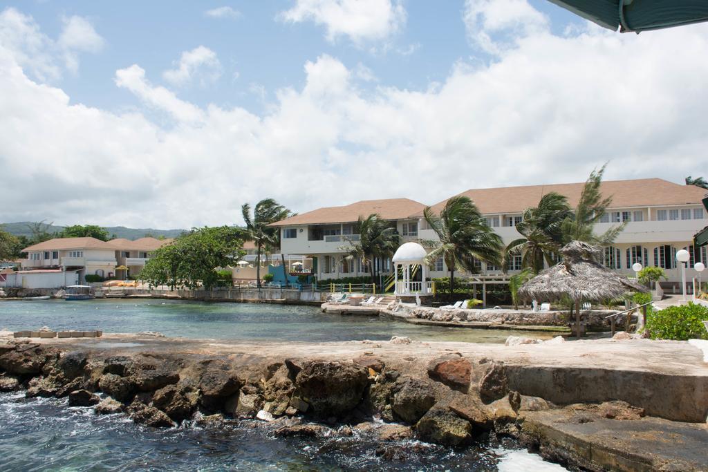 Club Ambiance (Adults Only) Runaway Bay Exterior foto