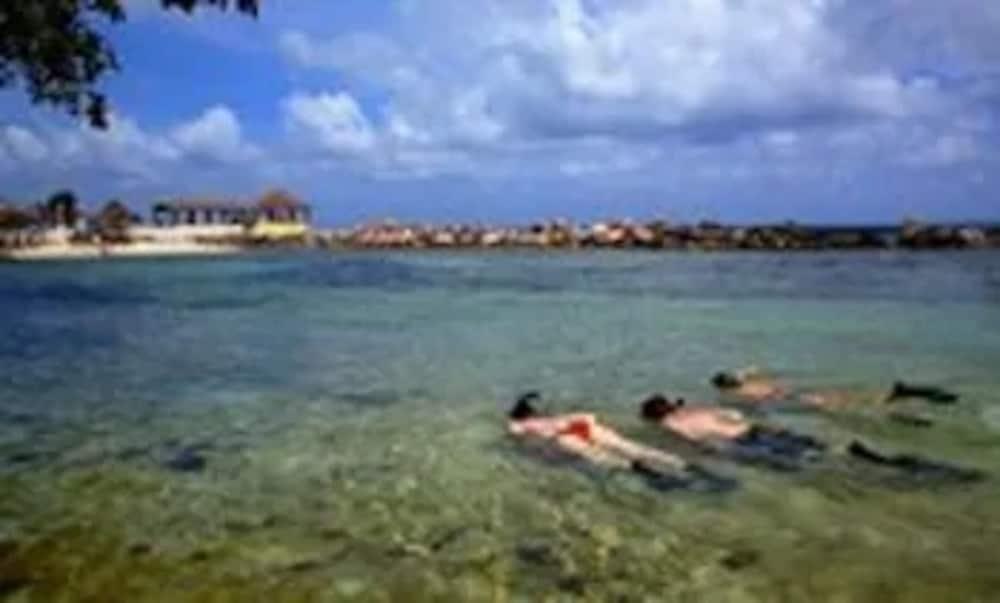 Club Ambiance (Adults Only) Runaway Bay Exterior foto